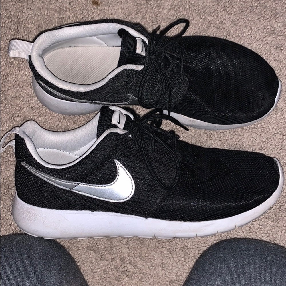 Nike black roshes